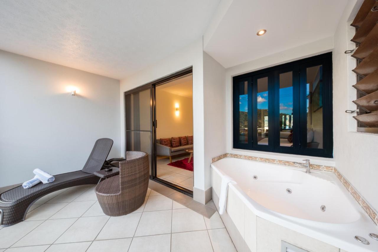 At Waterfront Whitsunday Retreat - Adults Only Aparthotel Airlie Beach Bagian luar foto