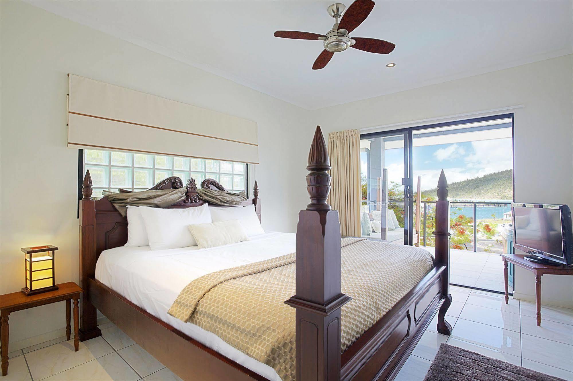 At Waterfront Whitsunday Retreat - Adults Only Aparthotel Airlie Beach Bagian luar foto