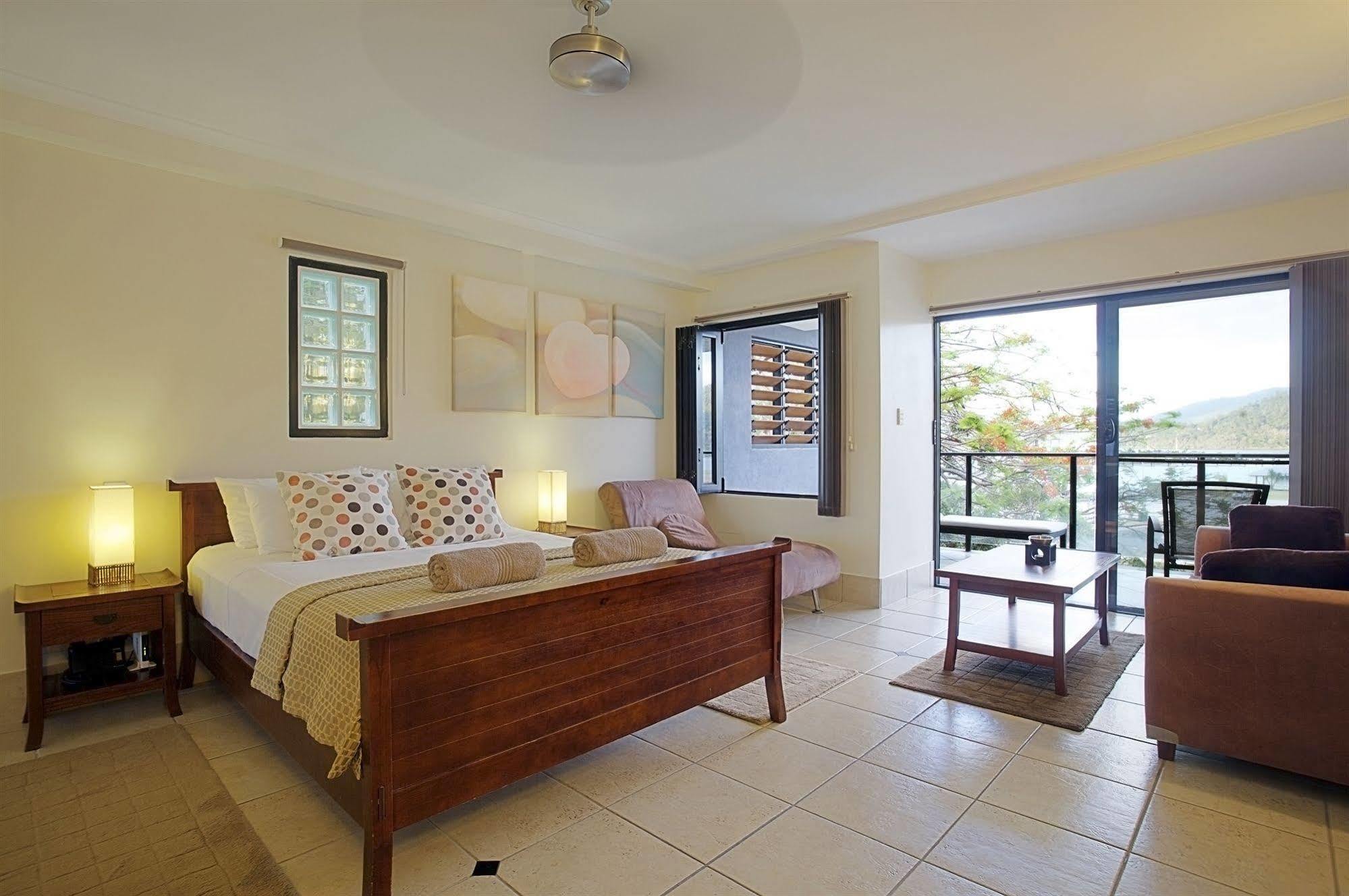 At Waterfront Whitsunday Retreat - Adults Only Aparthotel Airlie Beach Bagian luar foto